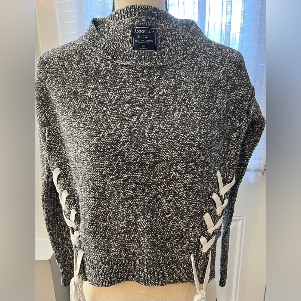 ABERCROMBIE & FITCH BLACK WHITE SWEATER